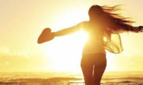 consejos prácticos y respaldados por la ciencia para dormir mejor y más rápido, aprovecha la luz natural durante el día