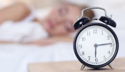 consejos prácticos y respaldados por la ciencia para dormir mejor y más rápido con una rutina de sueño constante