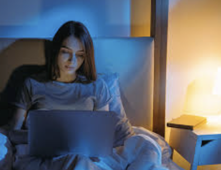 consejos prácticos y respaldados por la ciencia para dormir mejor y más rápido, limita la exposicion a pantallas y luz azul